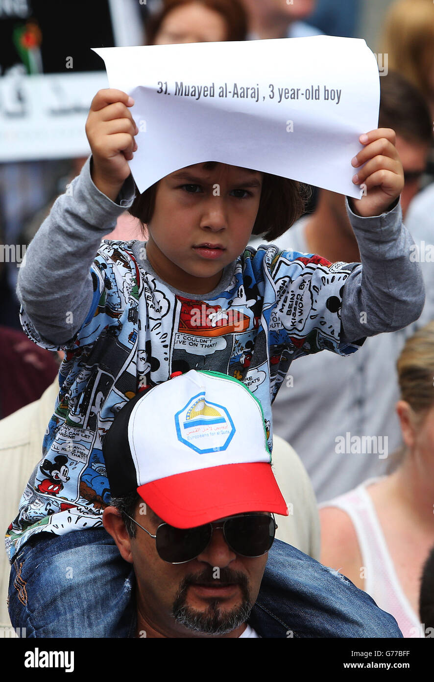 Menschen nehmen an einem protestmarsch durch das Stadtzentrum von Dublin Teil, um ein Ende der israelischen Militäraktion in Gaza und "Gerechtigkeit und Freiheit" für Palästina zu fordern. Stockfoto