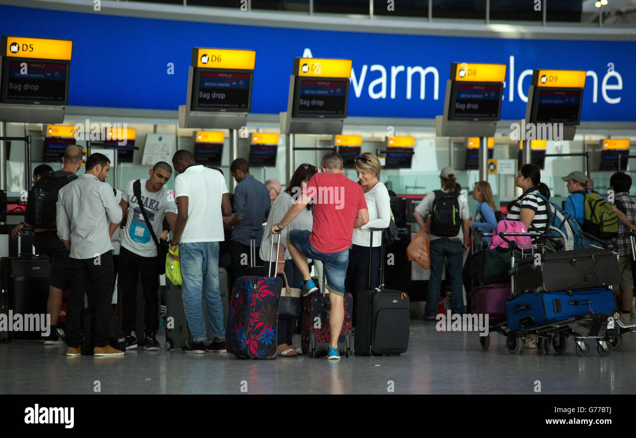 Passagiere stehen Schlange, um ihr Gepäck beim Check-in für ihre Flüge im Terminal 5 des Flughafens Heathrow abzulegen. Stockfoto