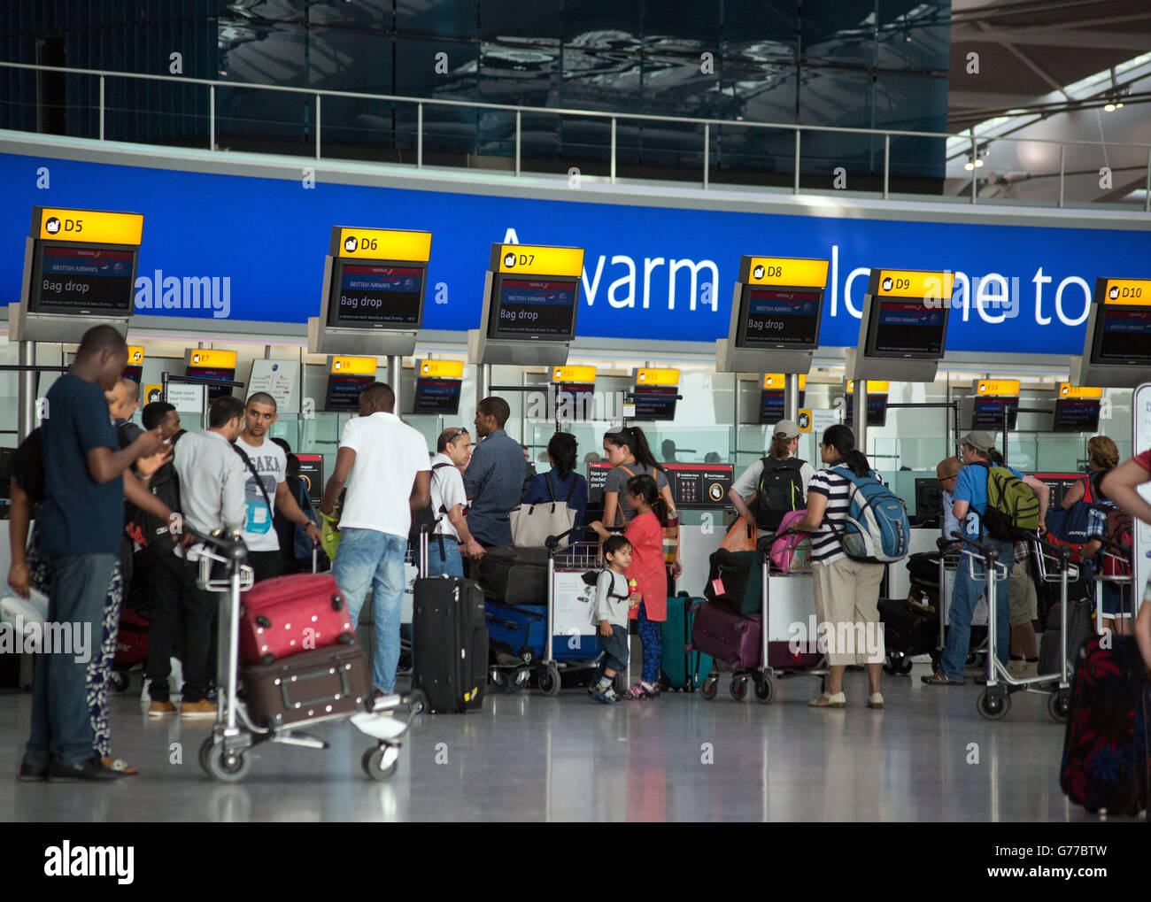 Passagiere stehen Schlange, um ihr Gepäck beim Check-in für ihre Flüge im Terminal 5 des Flughafens Heathrow abzulegen. Stockfoto