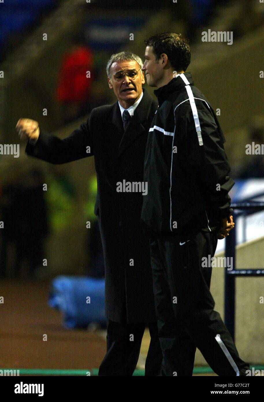 Chelseas Manager Claudio Ranieri (links) sticht während ihres FA Barclaycard Premiership-Spiels gegen Chelsea auf Boltons Reebok Stadium Ground in Bolton auf den vierten Offiziellen (nicht benannt). Bolton Wanderers zog 1-1 mit Chelsea. Stockfoto