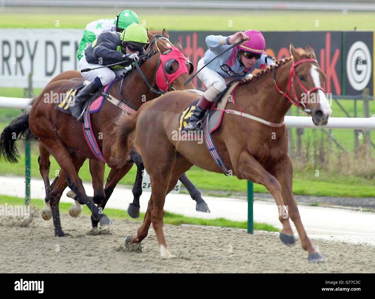 Marshman, mit EINEM McCarthy up, schlägt J M W Turner, I Mongan Up, um die Wette Direct Handicap Einsätze zu gewinnen, in Lingfield Park. Stockfoto