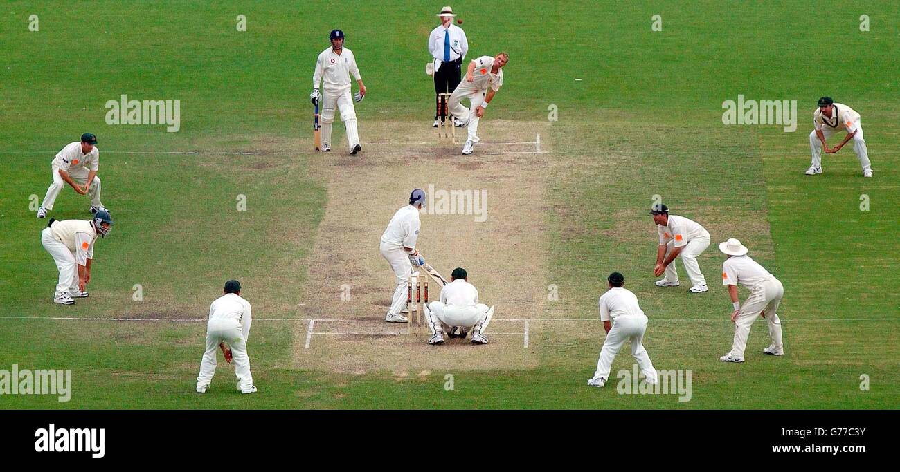 Der australische Spin-Bowler Shane Warne bowle am vierten Tag des 2. Tests im Adelaide Oval, Adelaide, Australien, mit einem Angriffsfeld gegen den englischen Alec Stewart. Australien gewann den Test durch Innings und 51 Läufe und führte die Serie 2 an. Stockfoto