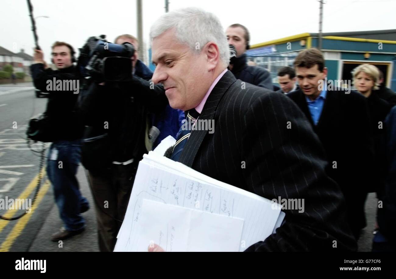 Der Vorsitzende von Leeds United, Peter Ridsdale, verlässt nach der Hauptversammlung im Elland Road Stadium, Leeds. Ridsdale hat bekannt gegeben, dass die Direktoren von Leeds United das Board während des neuen Jahres in einer Erklärung an die Börse zur Hauptversammlung stärken werden. * Ridsdale, der als Direktor bei der Hauptversammlung wiedergewählt werden sollte, machte auch deutlich, dass er mehr Zeit in der täglichen Geschäftsführung des Unternehmens verbringen würde. Und aufgrund seines verstärkten Engagements auf Vereinsebene hat er beschlossen, aus dem Vorstand des Fußballverbandes sowie aus dem FA Cup und International auszuscheiden Stockfoto
