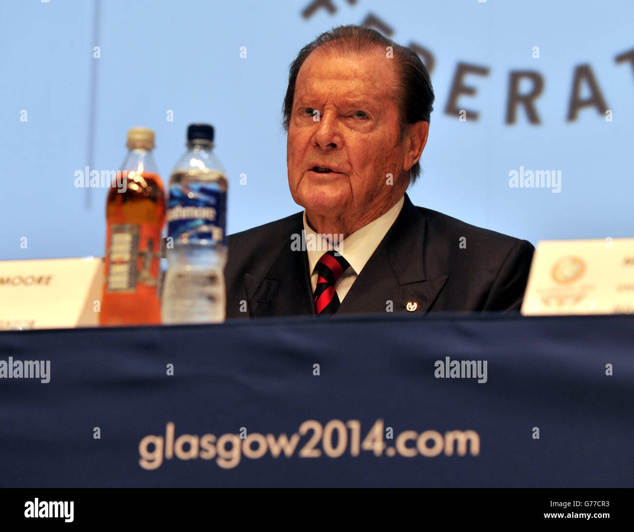 UNICEF-Botschafter Sir Roger Moore bei einer Pressekonferenz im Media Center bei den Commonwealth Games in Glasgow. Stockfoto