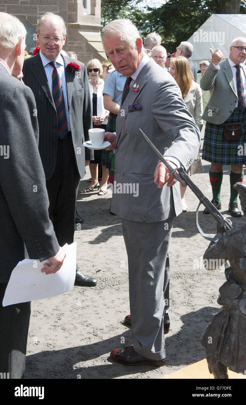 Der Prinz von Wales, Royal Colonel, besucht Balhousie Castle und besichtigte das Black Watch Regimental Museum im Balhousie Castle, Perth, während seines jährlichen Besuchs in Schottland. Stockfoto