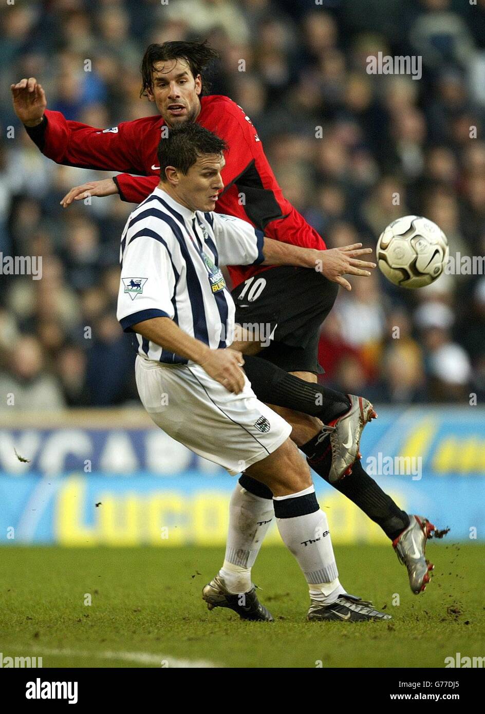 Ruud Van Nistelrooy von Manchester United spielt den Ball am West Bromwich Albion-Verteidiger Phil Gilchrist vorbei, während ihres Barclaycard Premiership-Spiels auf dem Hawthornes Ground von West Brom. Stockfoto