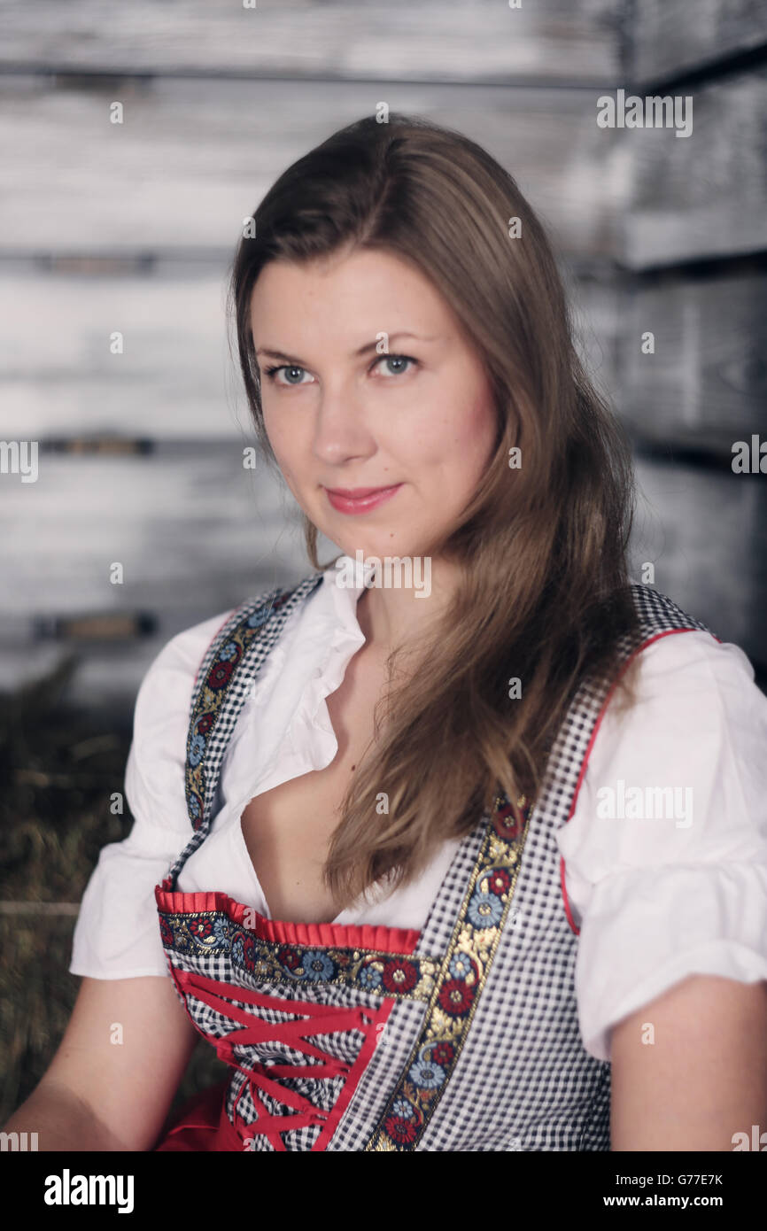 Schöne Frau im deutschen Tracht auf Heu Stockfoto