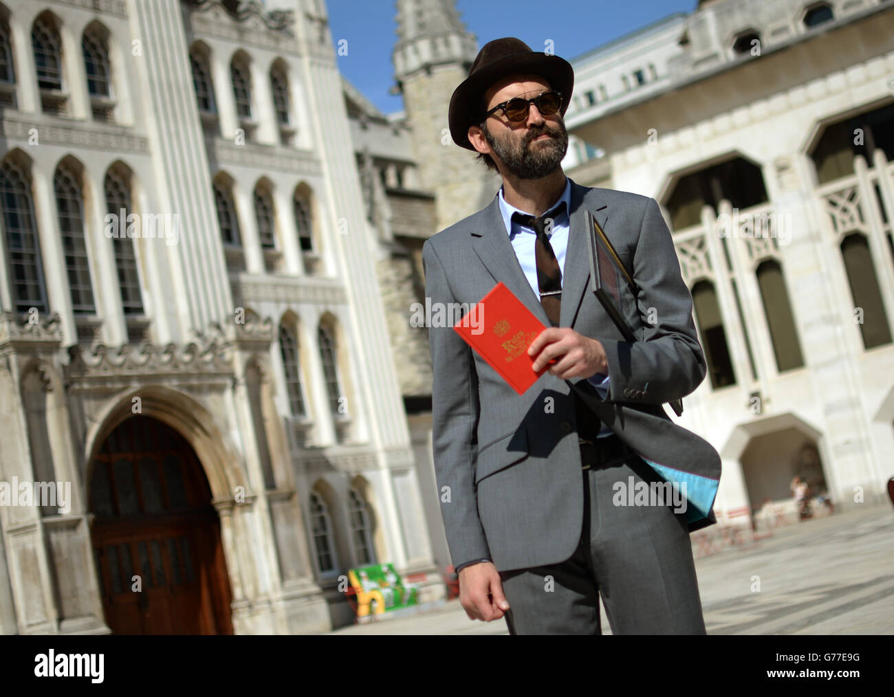 Aels-Frontmann Mark Oliver Everett, alias E, erhält die Freedom of the City of London in der Guildhall, London. Stockfoto