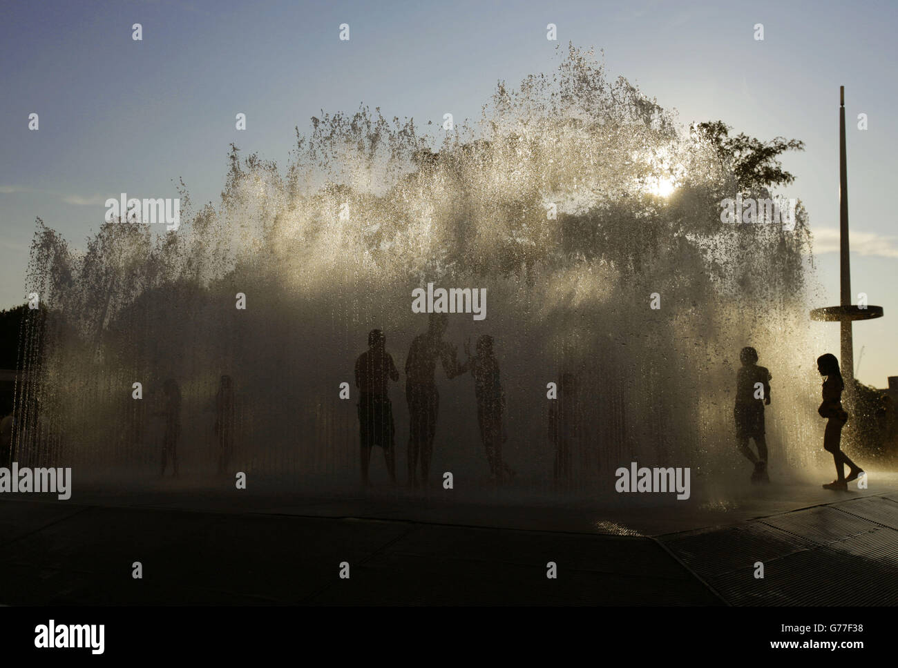 Kinder spielen in Jeppe Hein's Appearing Rooms Wasserbrunnen auf der Southbank in London. Stockfoto