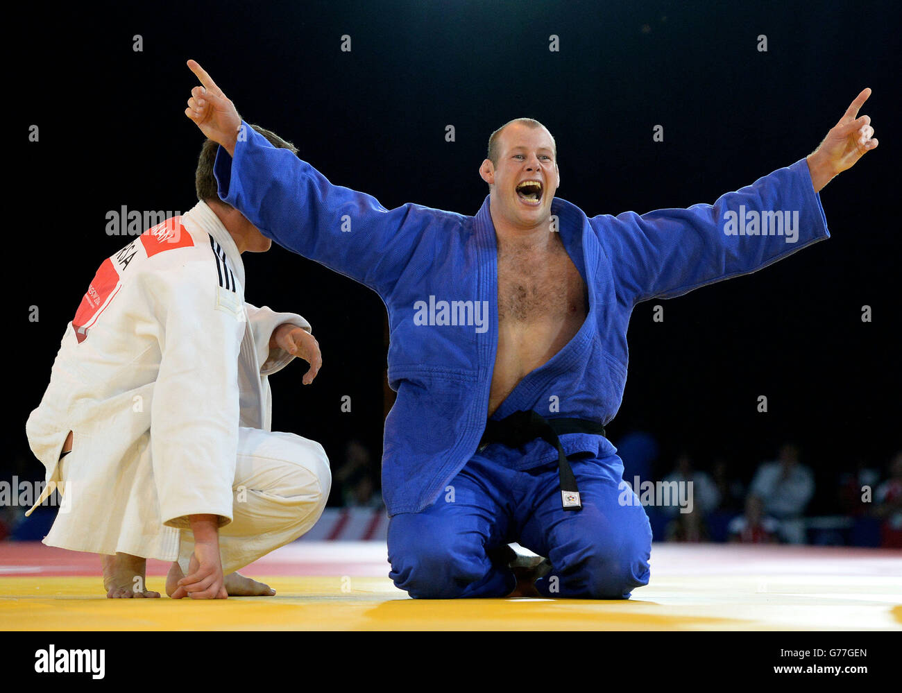 Der schottische Christopher Sherrington feiert den Sieg von Südafrikas Ruan Snyman in ihrem Männer-Finale mit +100kg Golf-Medaille beim SECC während der Commonwealth Games 2014 in Glasgow. Stockfoto