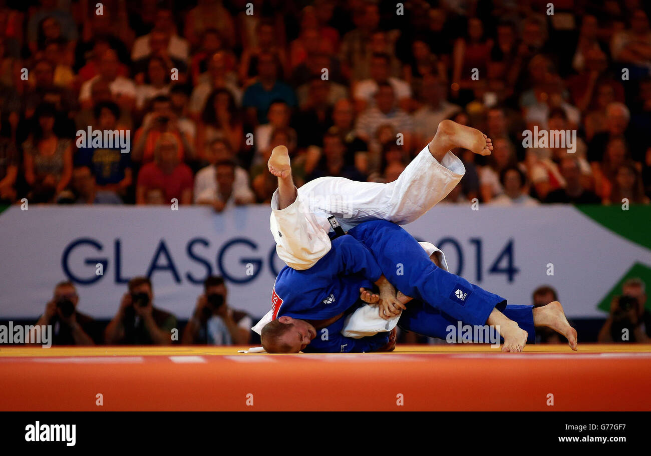 Schottland Christopher Sherrington in seinem gekauft mit Südafrikas Ruan Snyman in der +100kg Gold Medal Contest bei der SECC während der Commonwealth Games 2014 in Glasgow. Stockfoto