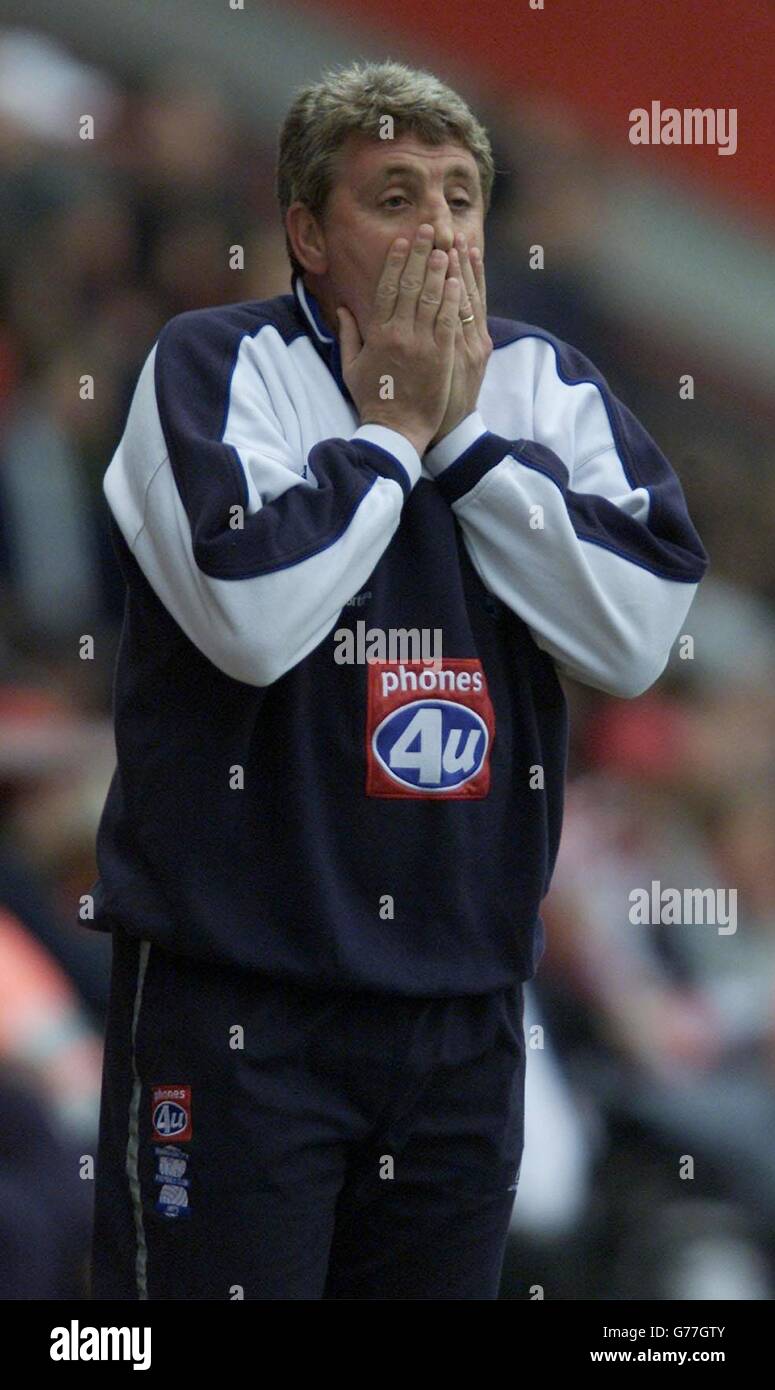 Birmingham-Manager Steve Bruce wartet darauf, dass Robbie Savage während ihres Barclaycard Premiership-Spiels gegen Charlton im Valley im Südosten Londons einen Elfmeterstoß ergeht. Stockfoto