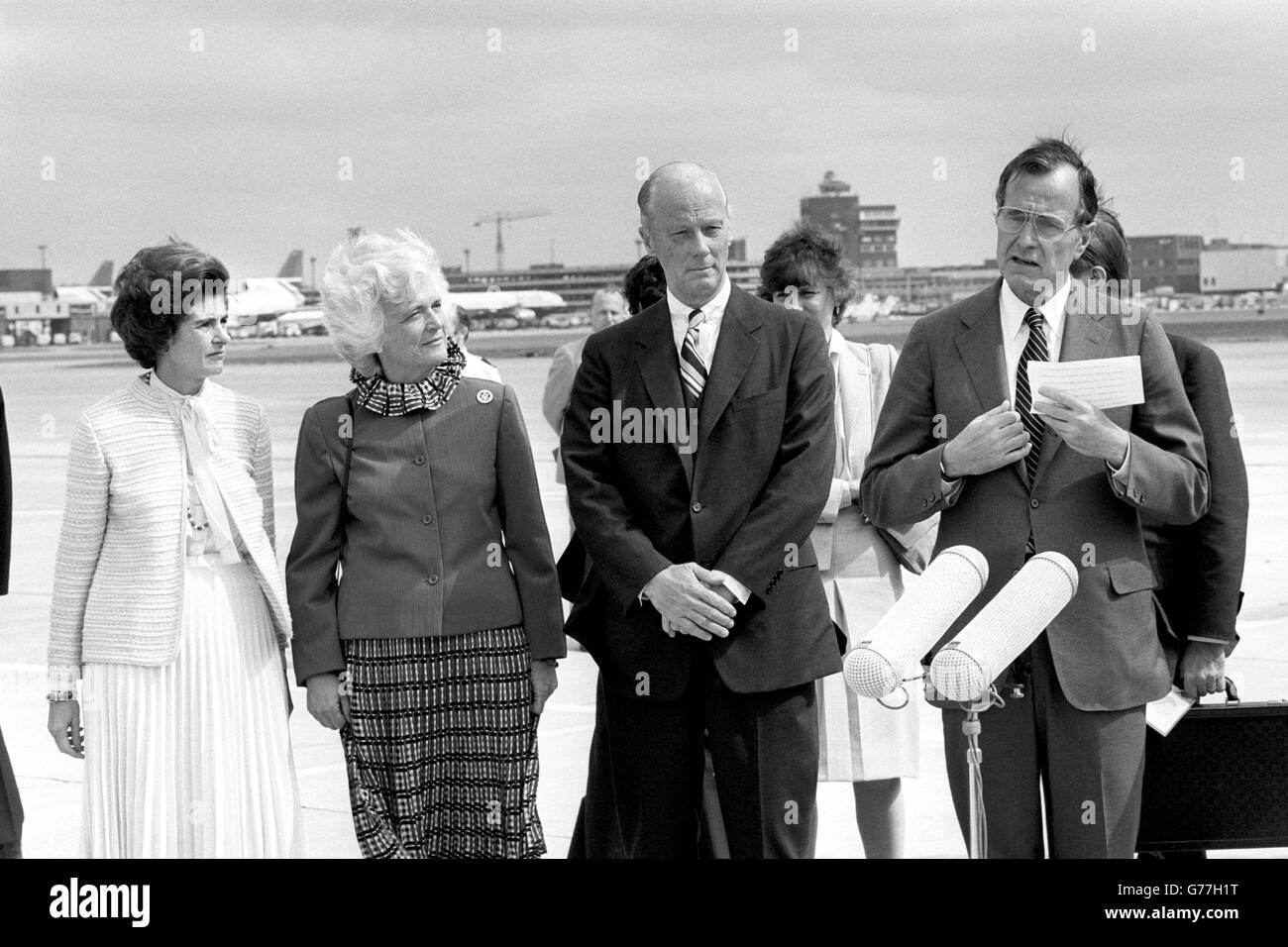 Der amerikanische Vizepräsident George HW Bush (rechts) und seine Frau Barbara (zweite links) am Londoner Flughafen Heathrow, wo sie von Paris aus ankamen. Mit ihnen traf der amerikanische Botschafter in London John J Louis und seine Frau Josephine. Stockfoto