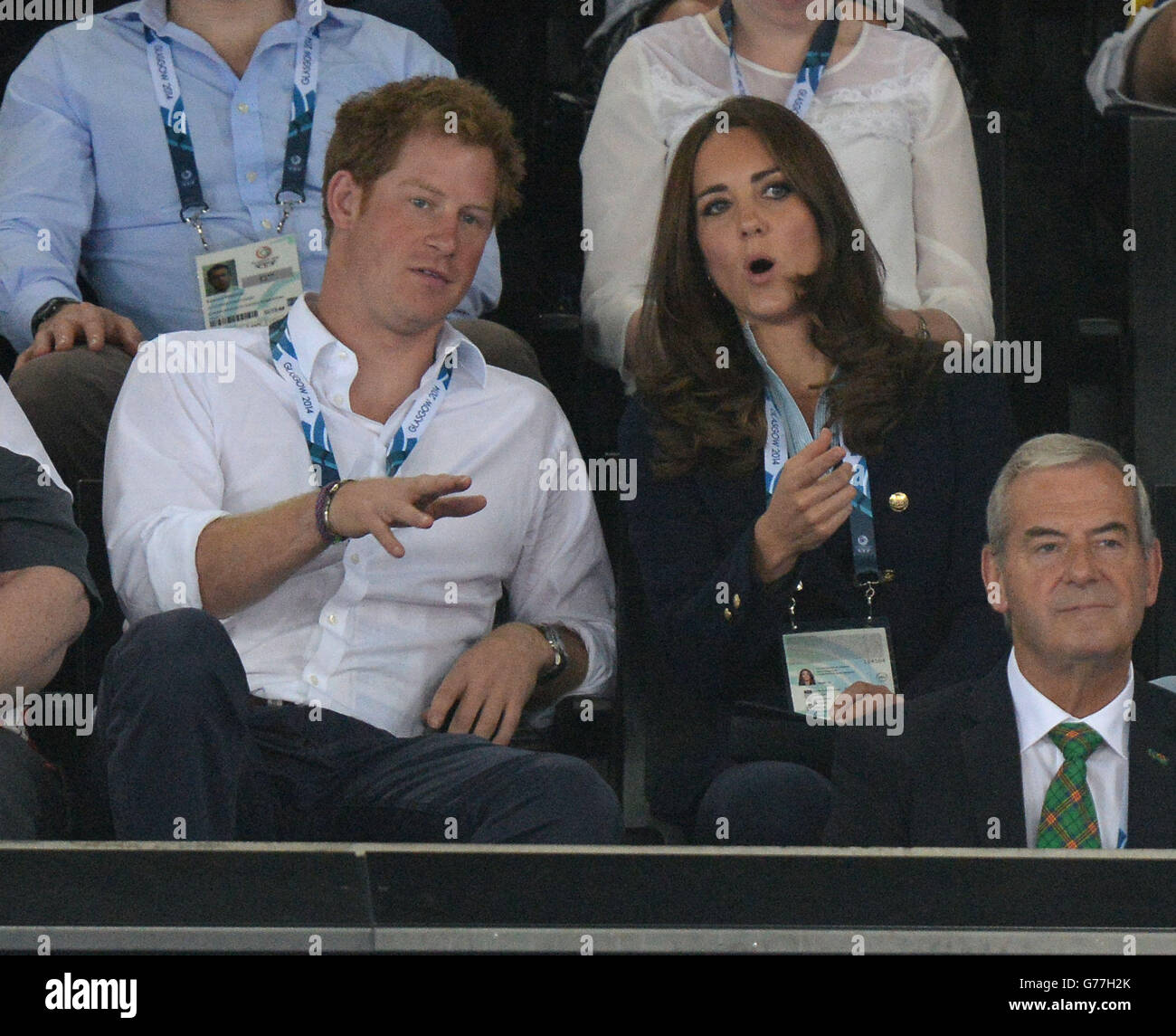 Die Herzogin von Cambridge mit Prinz Harry, während sie die Aktion im SEE Hydro während der Commonwealth Games 2014 in Glasgow beobachten. Stockfoto