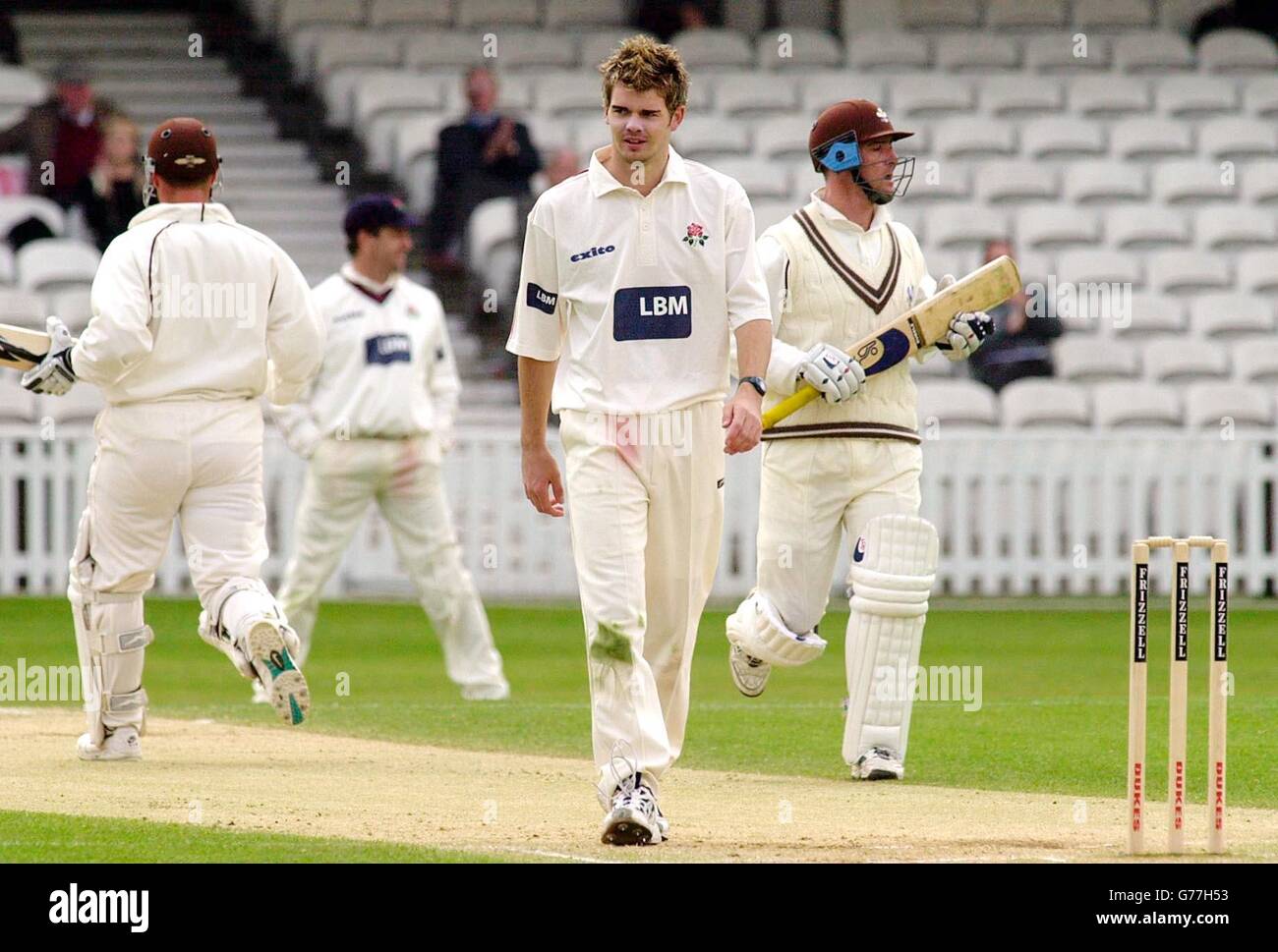 Lancashire Bowler James Anderson geht zurück zu seiner Marke, als Surreys Graham Thorpe (R) einen weiteren Lauf mit Teamkollege Ian ward (L) während des Frizzell County Championship Spiels im Oval, London, erzielt. Stockfoto