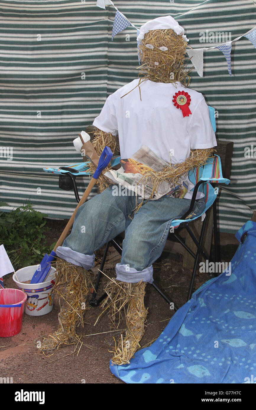 Mann isst Fisch & Chips Vogelscheuche auf dem 16. jährlichen Belbroughton Scarecrow Festival. 2013-Thema wurde Best of British Stockfoto