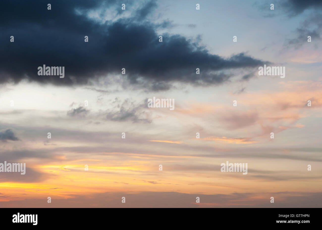 Dramatischer Himmel mit Cloud Sturm und Farbe auf den Sonnenuntergang in der Dämmerung, Sky aus der Natur bunte, abstrakte Himmel Sonnenuntergang mit Muster von Stockfoto