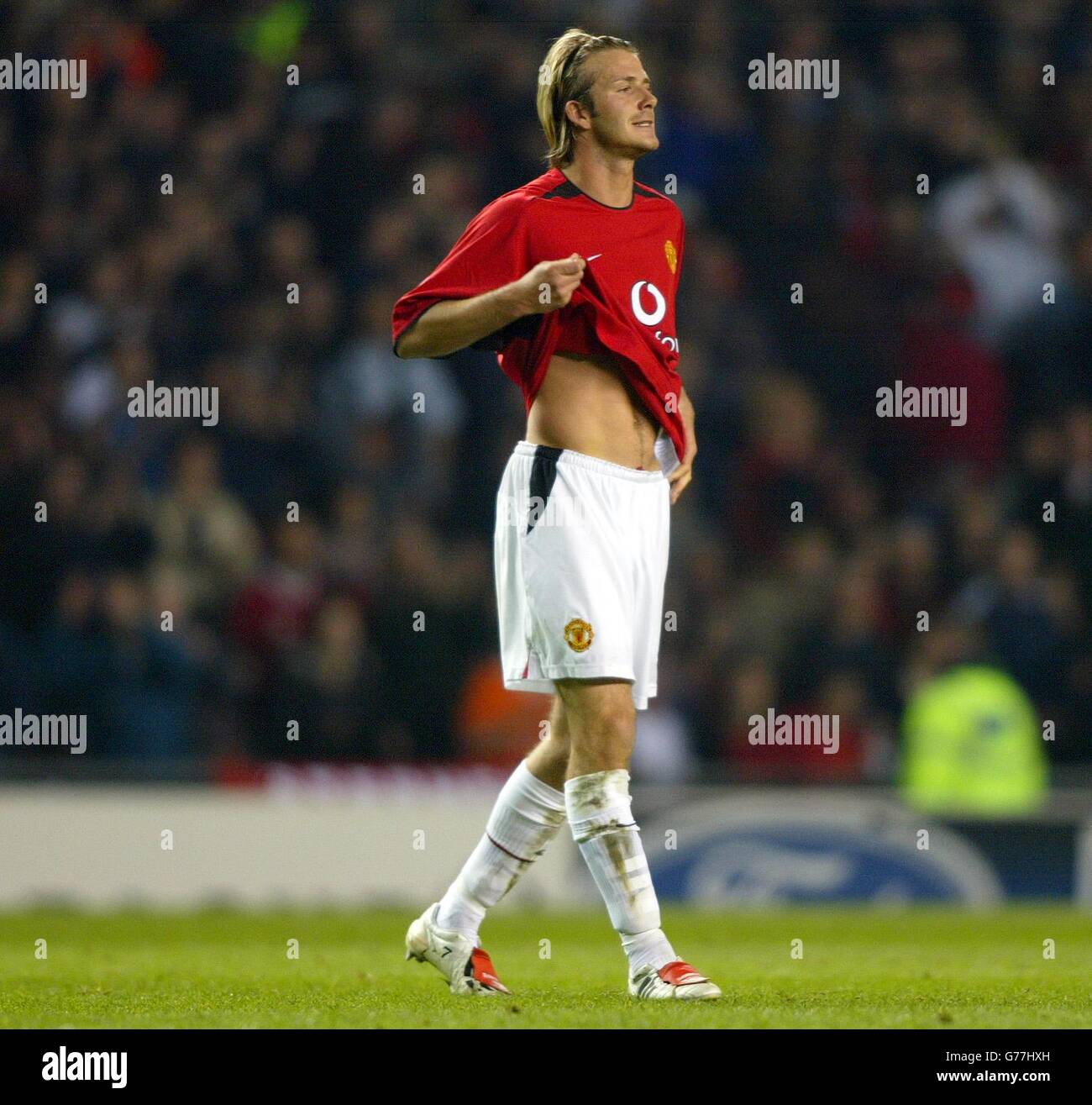 David Beckham von Manchester United zeigt seine Niedergeschlagenheit nach der Niederlage seines Teams 5-6 gegen Real Madrid, während des Champions League-, Viertelfinale-, 2. Beinschlags-Spiels gegen Real Madrid, in Old Trafford, Manchester. Stockfoto