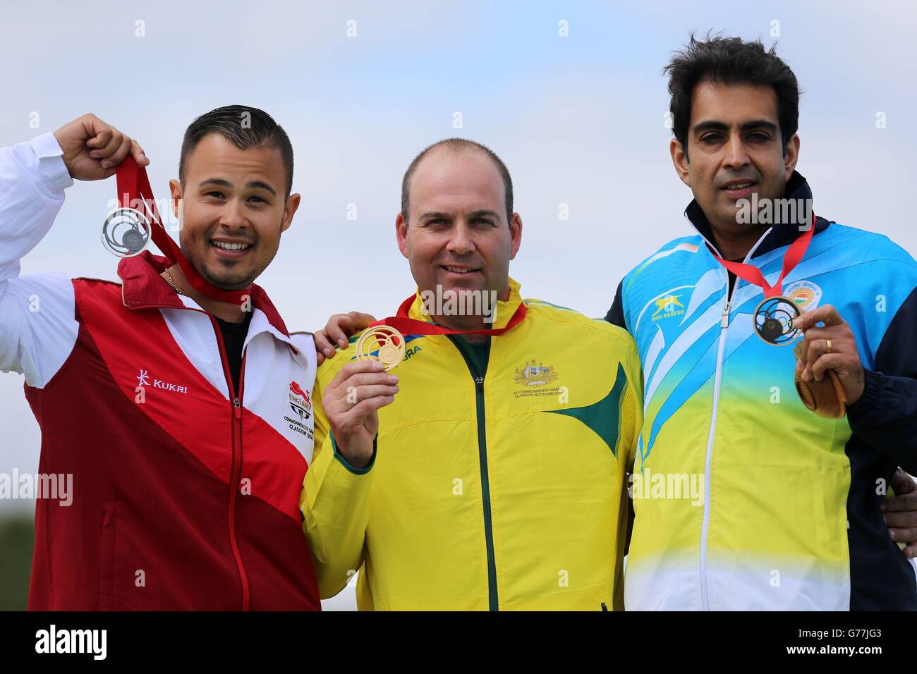 Der Australier Adam Vella (Mitte) feiert den Gewinn der Goldmedaille in den Trap Men mit dem Silbermedaillengewinnerin Aaron Heading (links) und dem indischen Bronzemedaillengewinnerin Manavjit (rechts) im Barry Budden Shooting Center während der Commonwealth Games 2014 in Carnoustie. Stockfoto