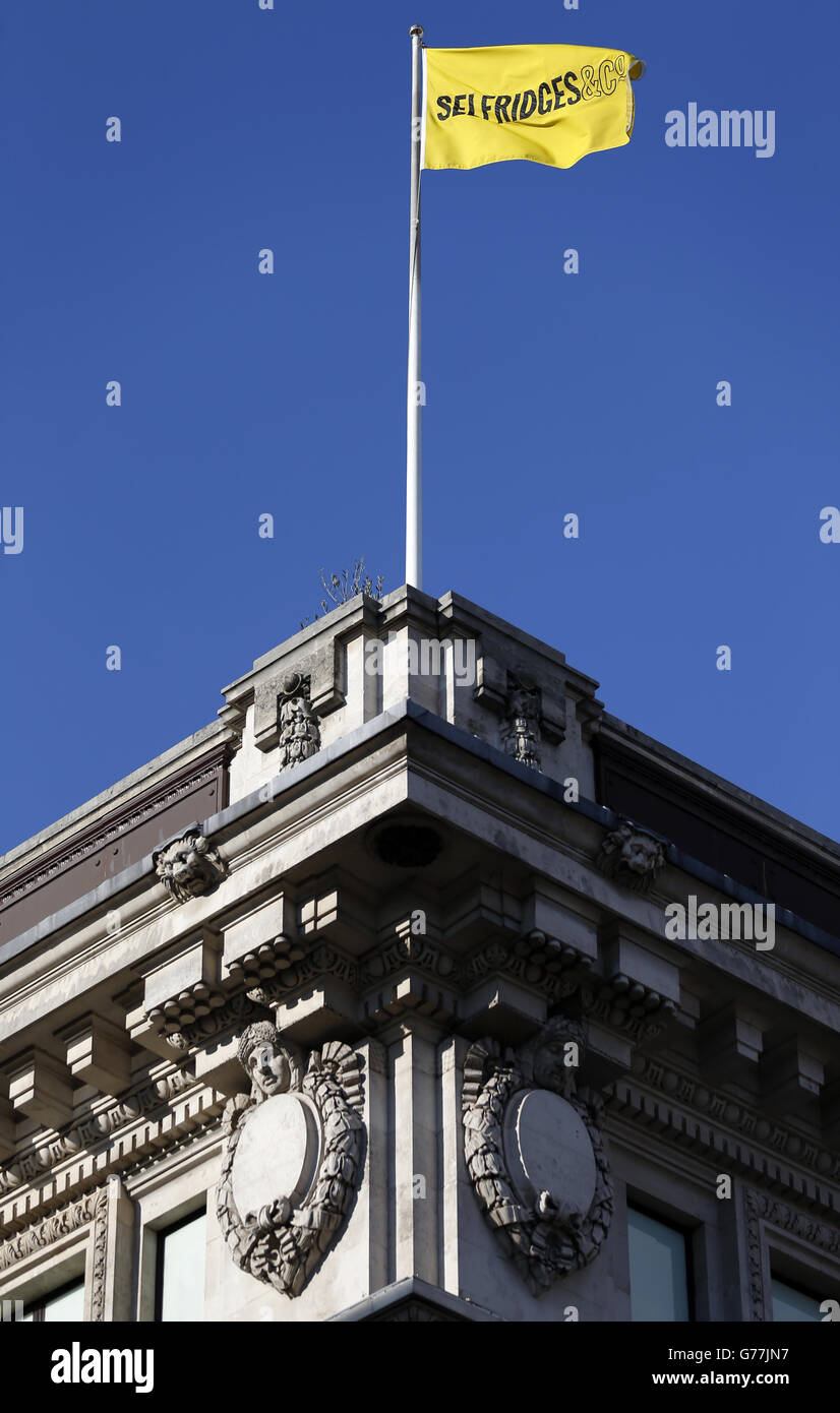 Eine gelbe Flagge auf dem Selfridges-Geschäft in der Oxford Street, London. Stockfoto