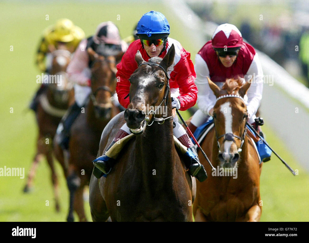 Funfair (Mitte) von Kieren geritten Fallon gewinnt die Bank of Scotland Business Banking Hambleton Ratingeinsätze von With Reason (rechts) von Frankie Dettori, auf der York Race Course. Stockfoto