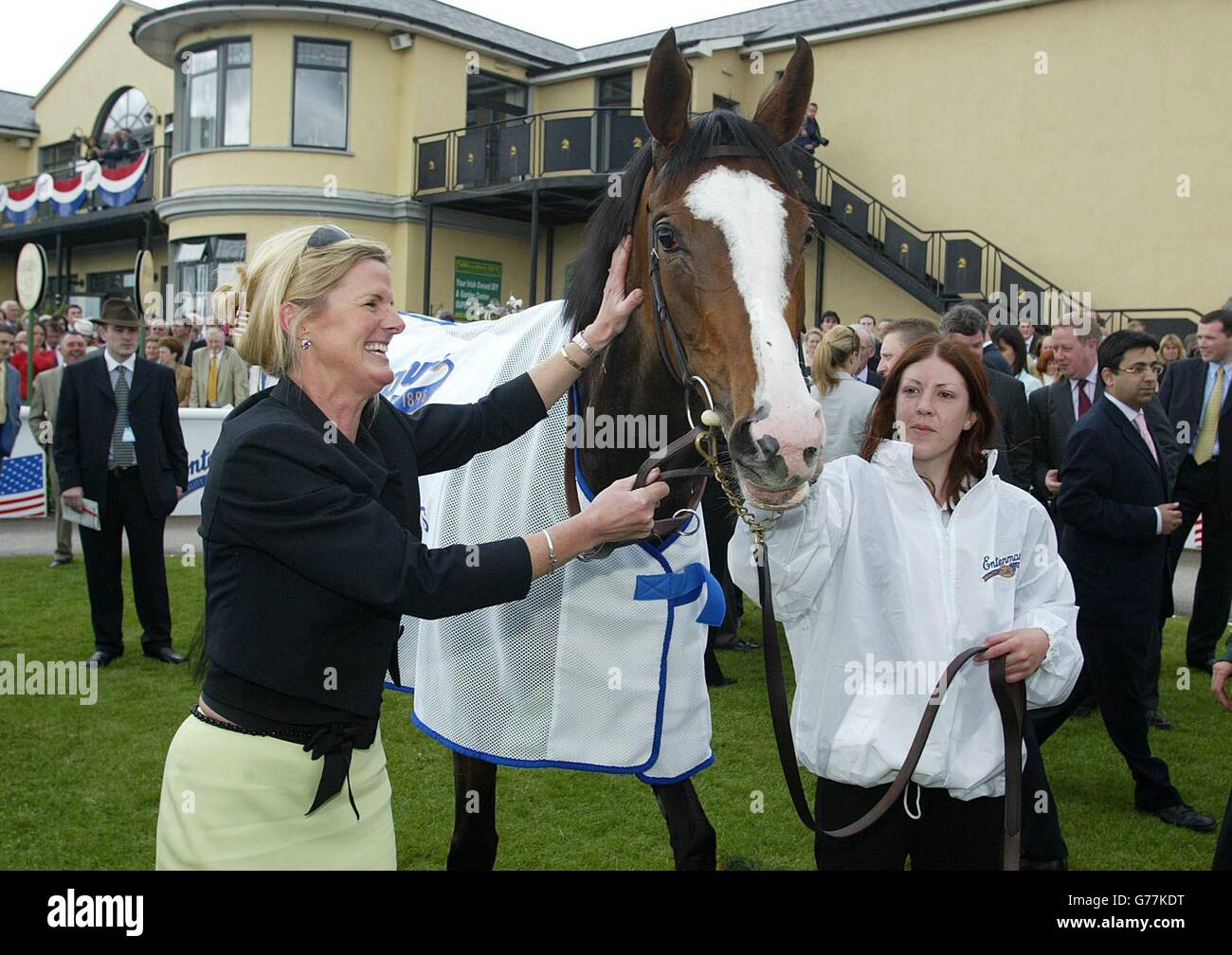 Roisin Henry, die Ehefrau von Richard Henry, gratuliert „Yesterday“, dem Gewinner der Entemann's Irish 1000 Guineas, im Curragh, Co. Kildare, unter Michael Kinane. Stockfoto