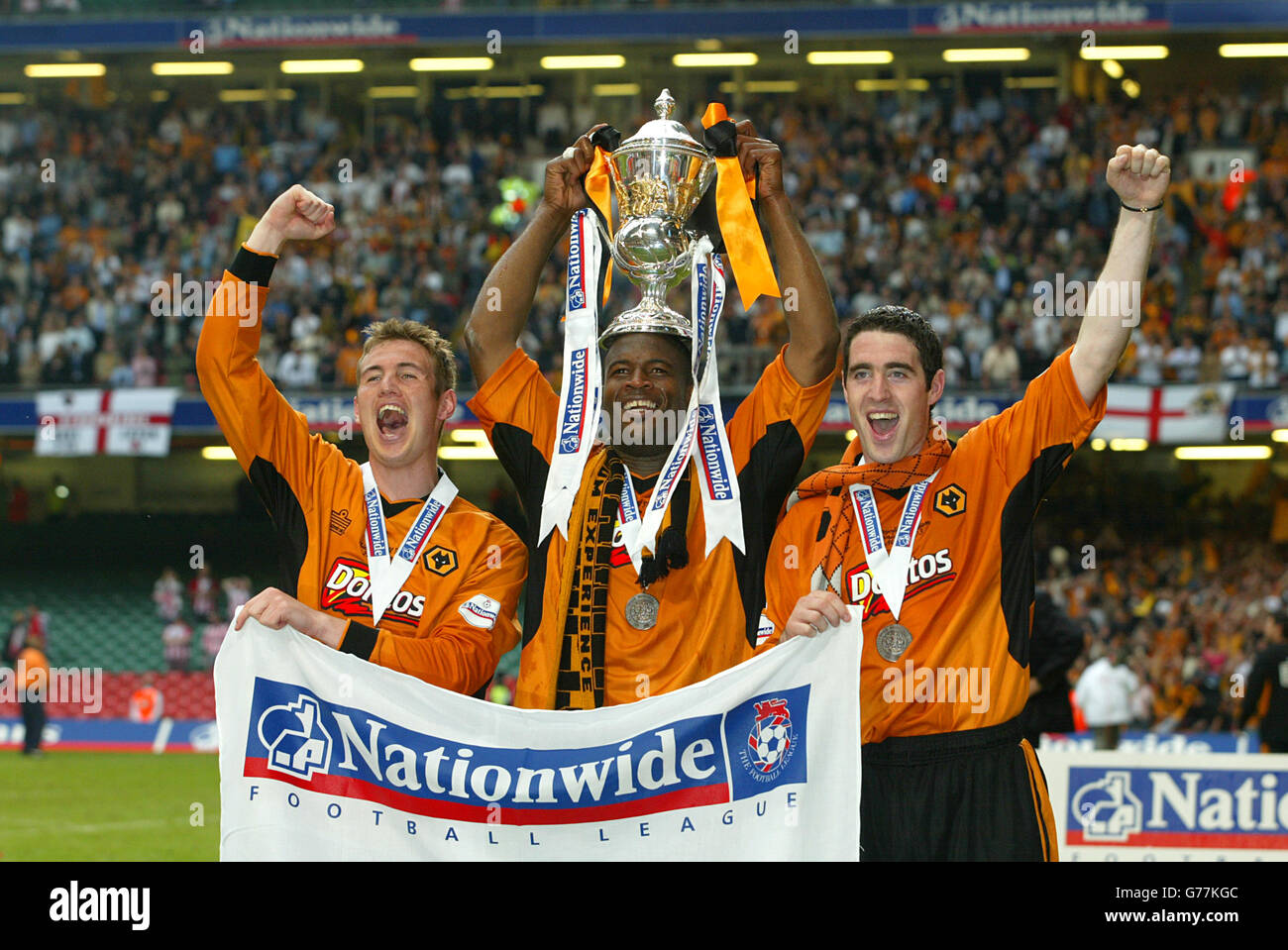 Wölfe Torschützen (von links - rechts) Kenny Miller, Nathan Blake und Mark Kennedy feiern mit der Trophäe nach dem Nationwide Division One Play-off-Finale gegen Sheffield United im Millennium Stadium, Cardiff. Wolverhampton Wanderers gewann Aufstieg in die Premiership nach dem Sieg über Sheffield United 3:0. KEINE INOFFIZIELLE CLUB-WEBSITE. Stockfoto