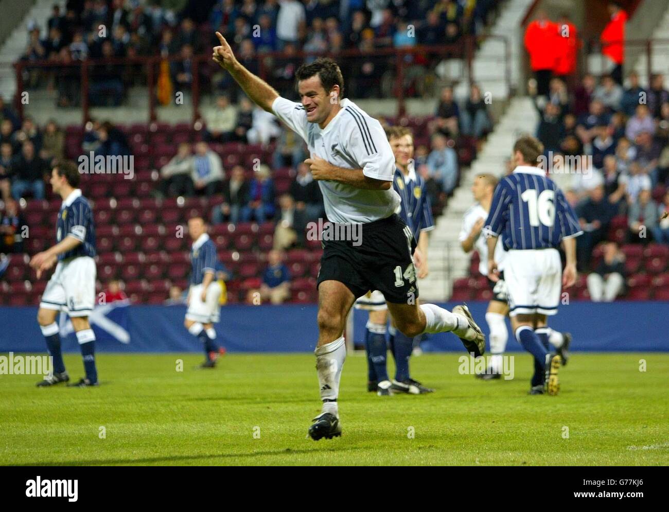 Der Neuseeländer Ryan Nelsen erzielt beim Safeway International Football Challenge Match in Tynecastle, Edinburgh, gegen Schottland ein 1:1-Spiel, das das Spiel einbringt. Stockfoto