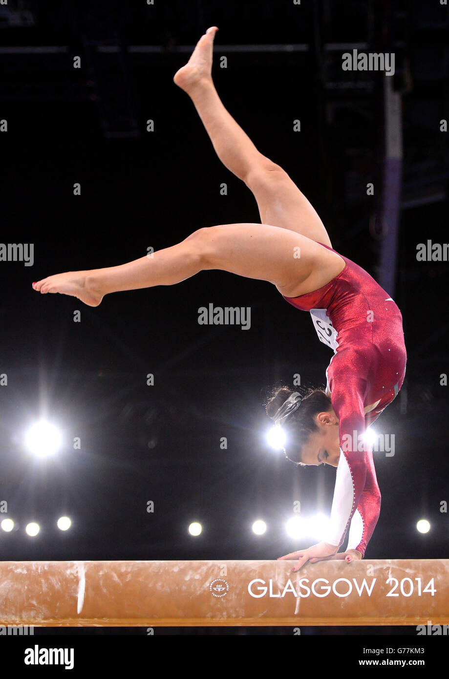 Die Engländerin Claudia Fragapane tritt beim Women's Artistic Gymnastics All-Around Finale im SSE Hydro während der Commonwealth Games 2014 in Glasgow an. Stockfoto