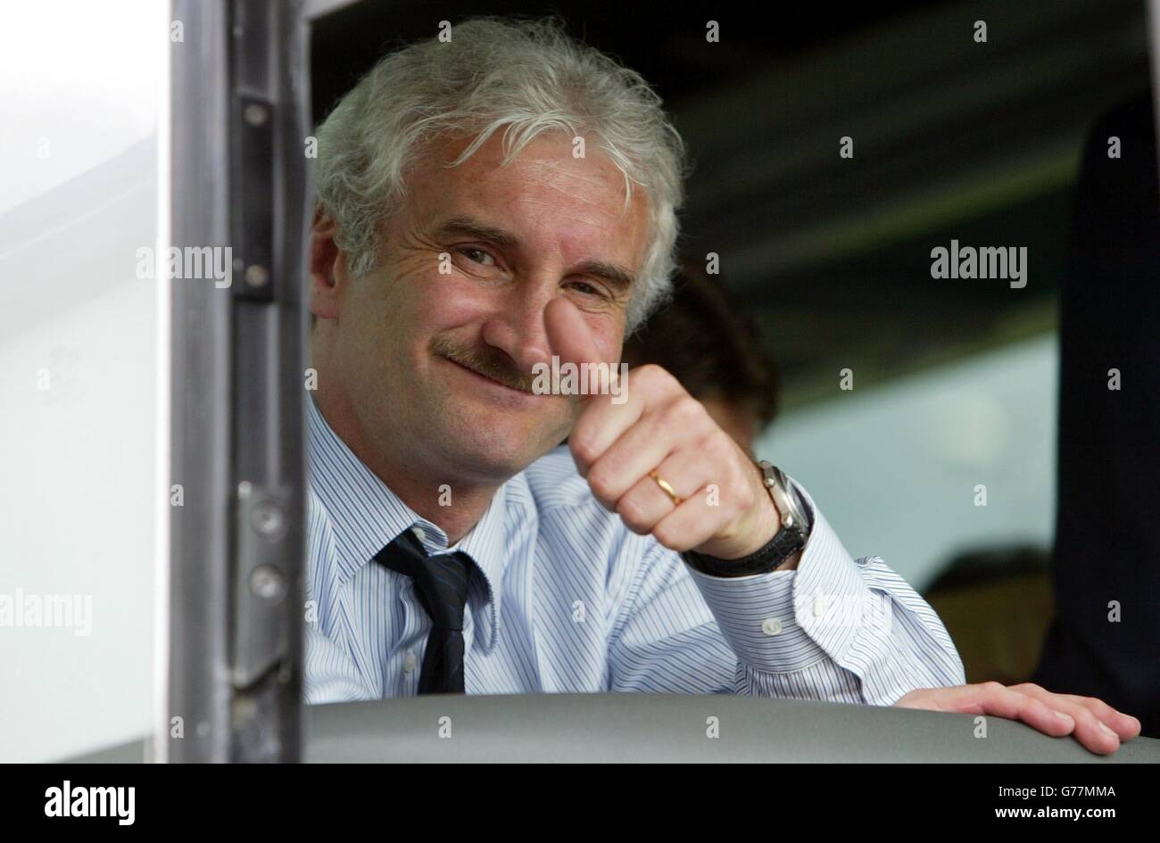 Der deutsche Manager Rudi voller gibt den Fotografen die Daumen hoch, als die deutsche Fußballnationalmannschaft Glasgow Airport vor der EM 2004-Qualifikation gegen Schottland am Samstag im Hampden Park, Glasgow, verlässt. Stockfoto