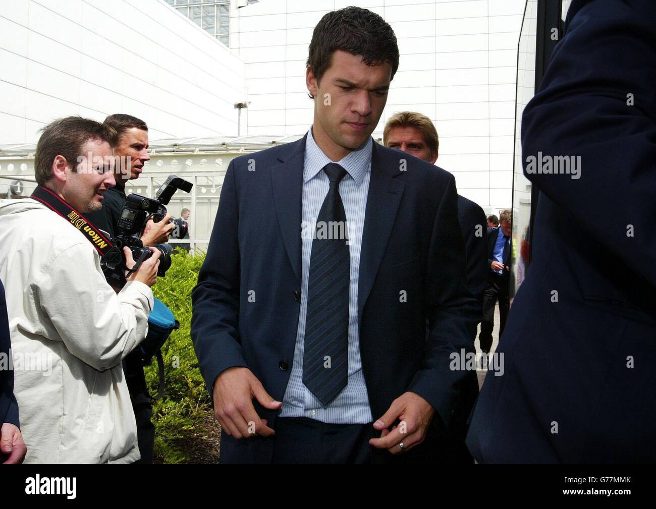 Michael Ballack von der deutschen Fußballnationalmannschaft verlässt Glasgow Airport, vor der EM 2004-Qualifikation gegen Schottland am Samstag im Hampden Park, Glasgow. Stockfoto