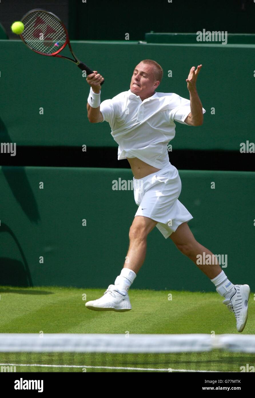 , NICHT FÜR DEN EINSATZ AUF MOBILEN PHONESDefending Champion Lleyton Hewitt aus Australien in Aktion gegen Ivo Karlovic aus Kroatien bei der All England Lawn Tennis Championships in Wimbledon. Stockfoto