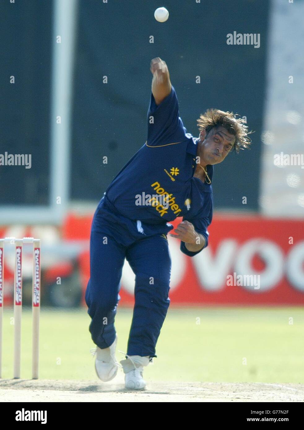 Durhams pakistanischer Schnellbowler Shoaib Akhtar schickt eine Lieferung an Lancashire's Stuart Law während des Twenty20-Spiels in Old Trafford, Manchester. Stockfoto