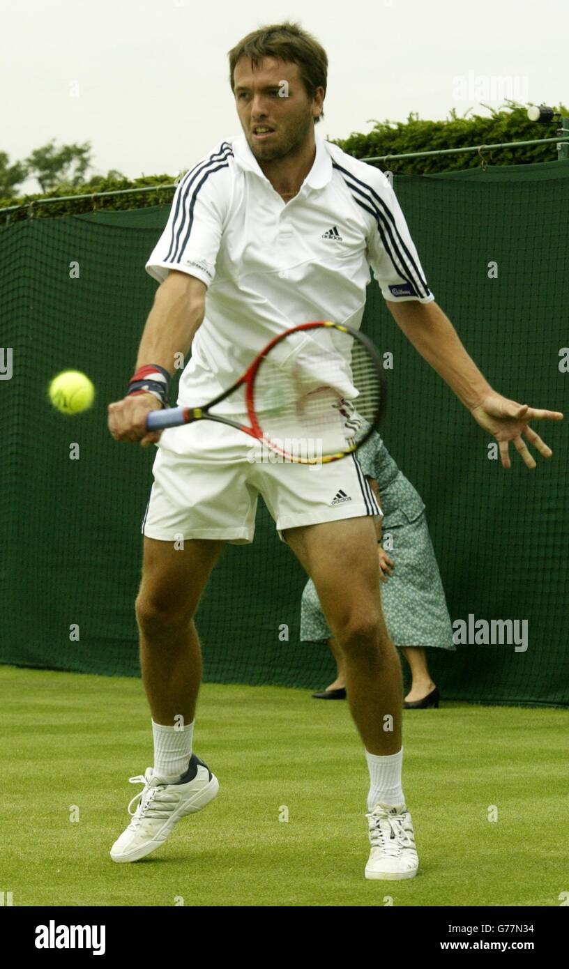 KEIN HANDY. Die Briten Lee Childs im Einsatz gegen Rafael Nadal aus Spanien bei den All England Lawn Tennis Championships in Wimbledon. Stockfoto