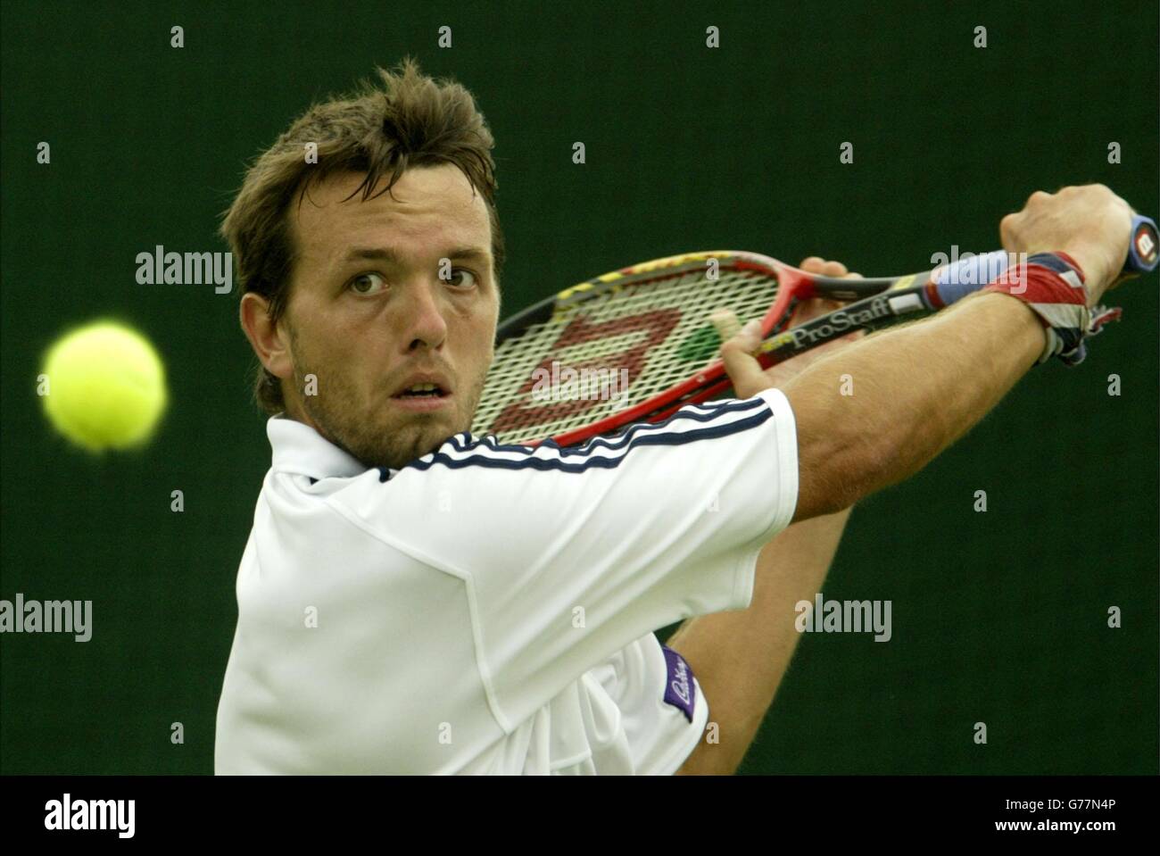 KEIN HANDY. Die Briten Lee Childs im Einsatz gegen Rafael Nadal aus Spanien bei den All England Lawn Tennis Championships in Wimbledon. Stockfoto