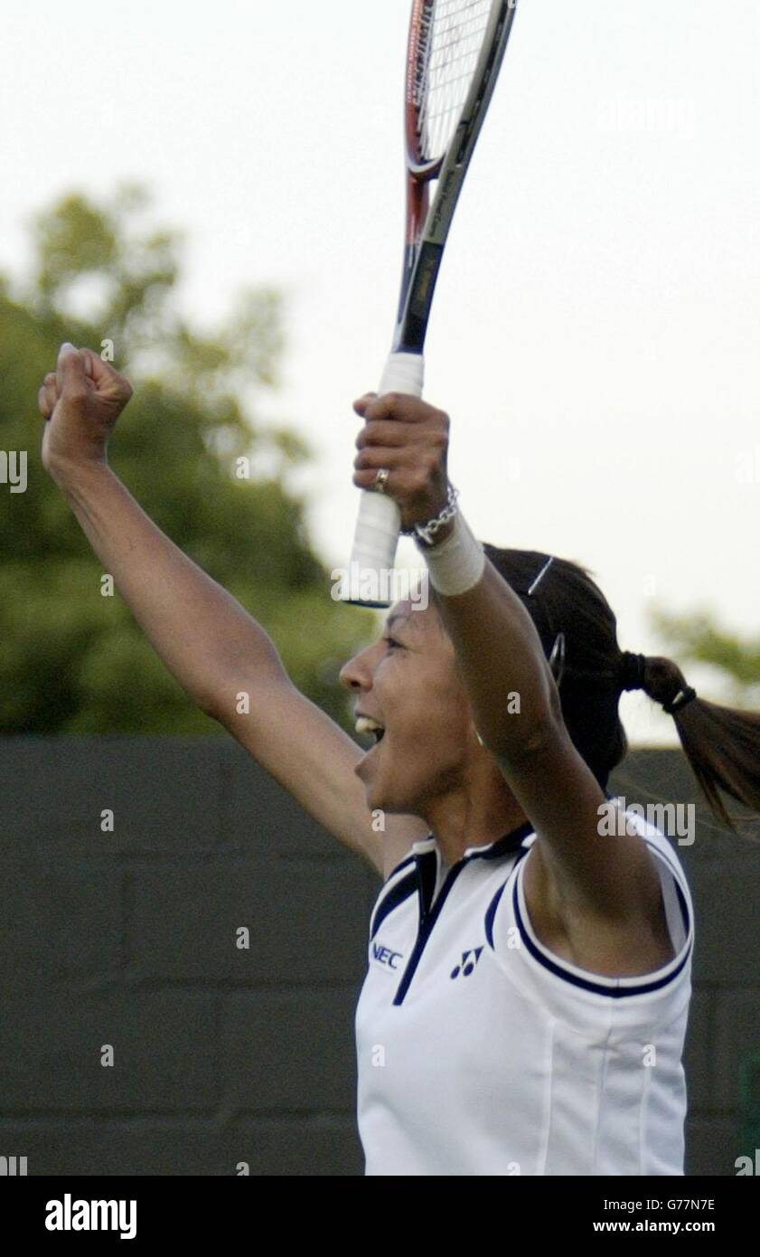 Shinobu Asagoe aus Japan feiert den Sieg über Daniela Hantuchova aus der Slowakei bei den All England Lawn Tennis Championships in Wimbledon. Asagoe holte sich das Spiel in drei Sätzen 0:6/6:4/12:10. P Stockfoto