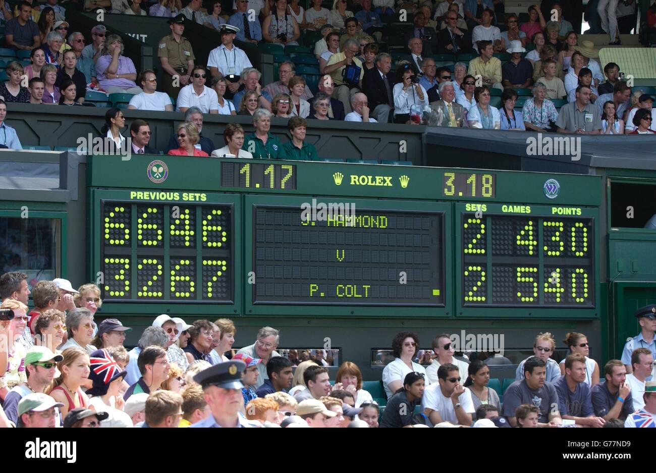 , KEINE HANDY-NUTZUNG : die Anzeigetafel auf Center Court zeigt Match-Punkt, das fiktive Ergebnis für den Film "Wimbledon", die bei der All England Lawn Tennis Championships mit dem britischen Schauspieler Paul Bettany und Spiderman Schauspielerin Kirsten Dunst gefilmt. Stockfoto