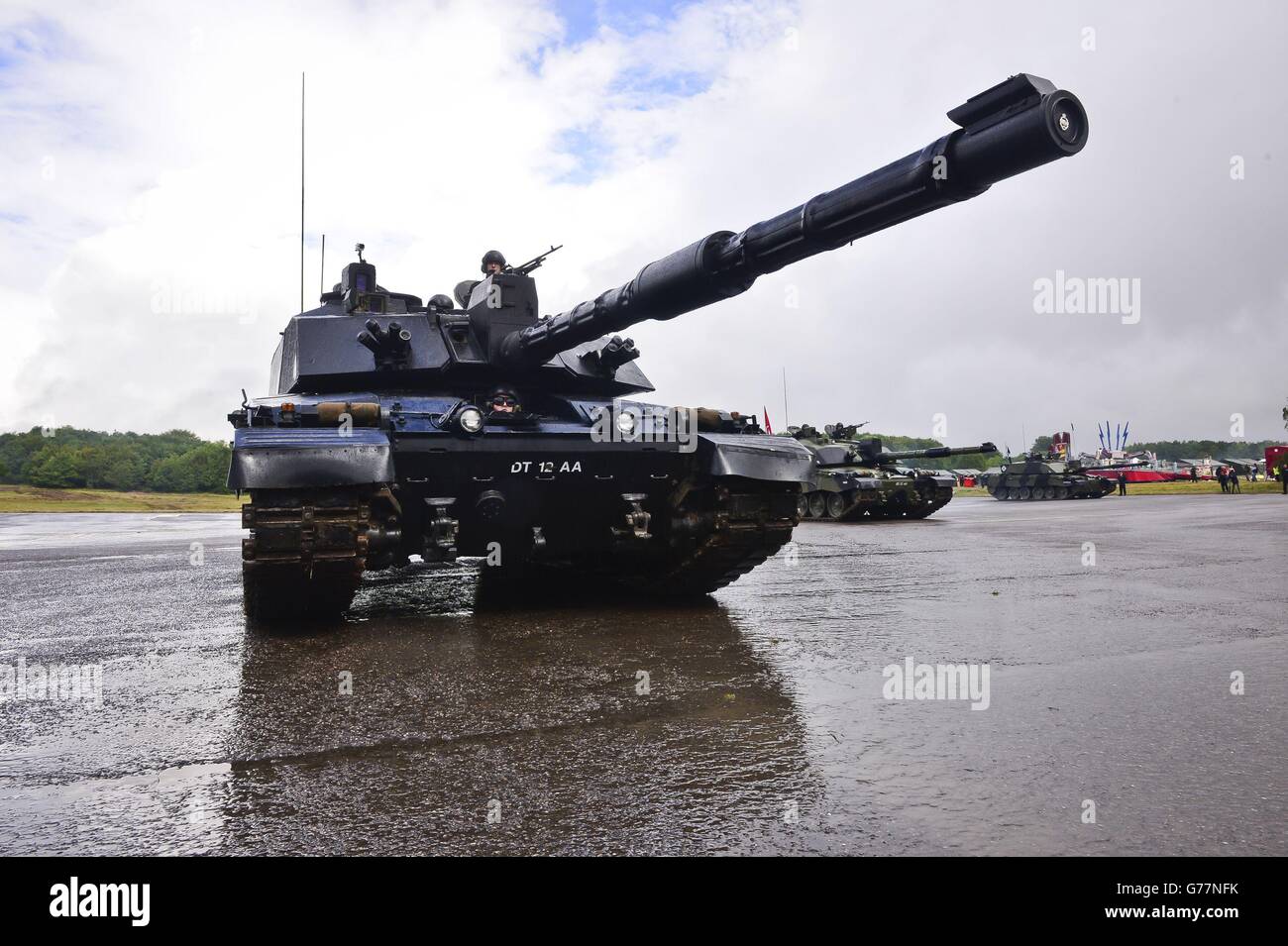 Ein Challenger 2-Panzer, der auf dem Parade-Platz in Tidworth, Wiltshire, eintrifft, wo beide 1&amp; 2 Royal Tank-Regimenter ihre Vereinigung zum Royal Tank Regiment markieren. Stockfoto