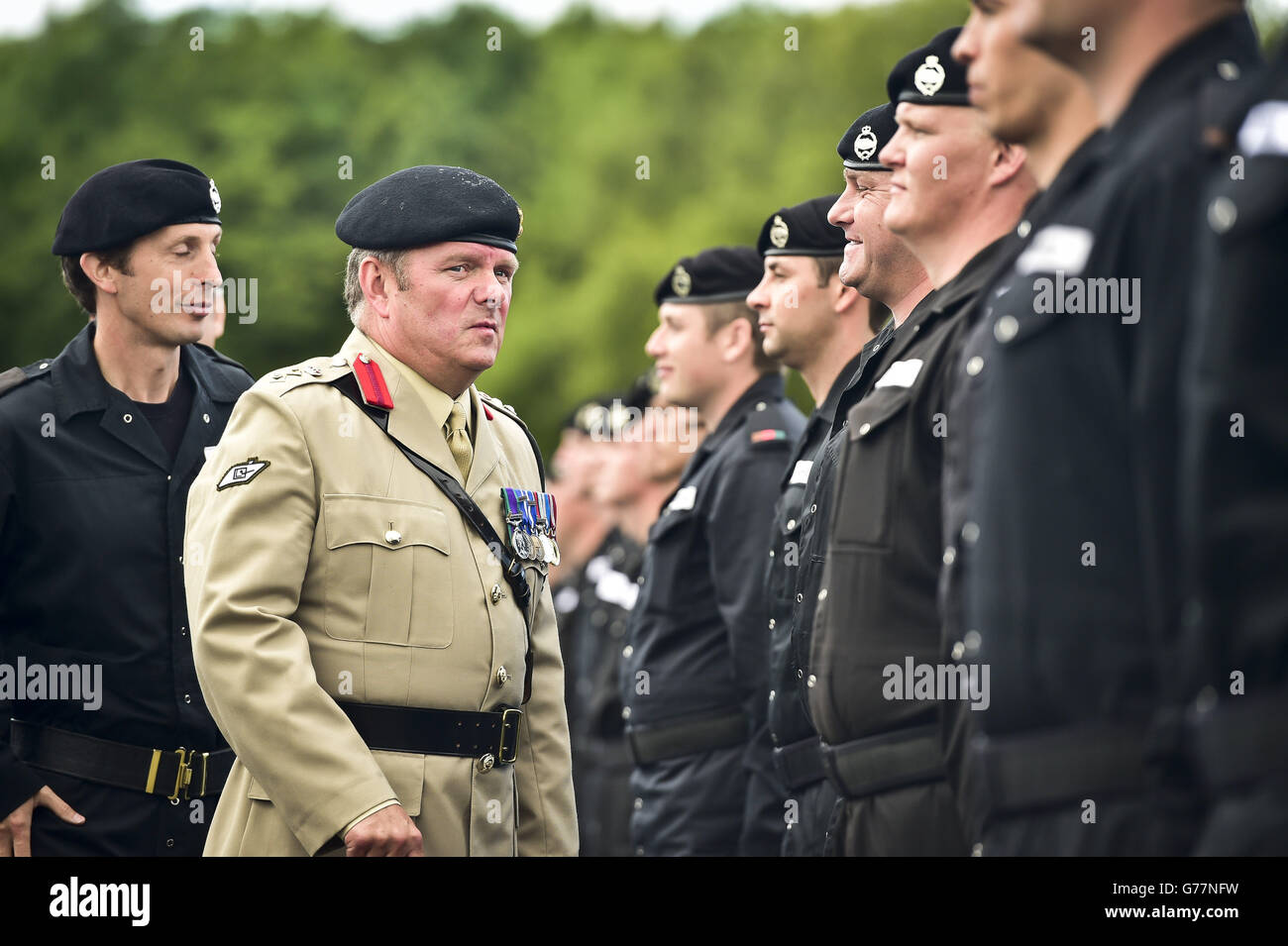 Brigadier Piers Allison inspiziert Soldaten im neu gegründeten Royal Tank Regiment auf dem Paradeplatz in Tidworth, Wiltshire, wo sowohl 1 als auch 2 Royal Tank Regiments paradieren, um ihre Verschmelzung mit dem Royal Tank Regiment zu markieren. Stockfoto