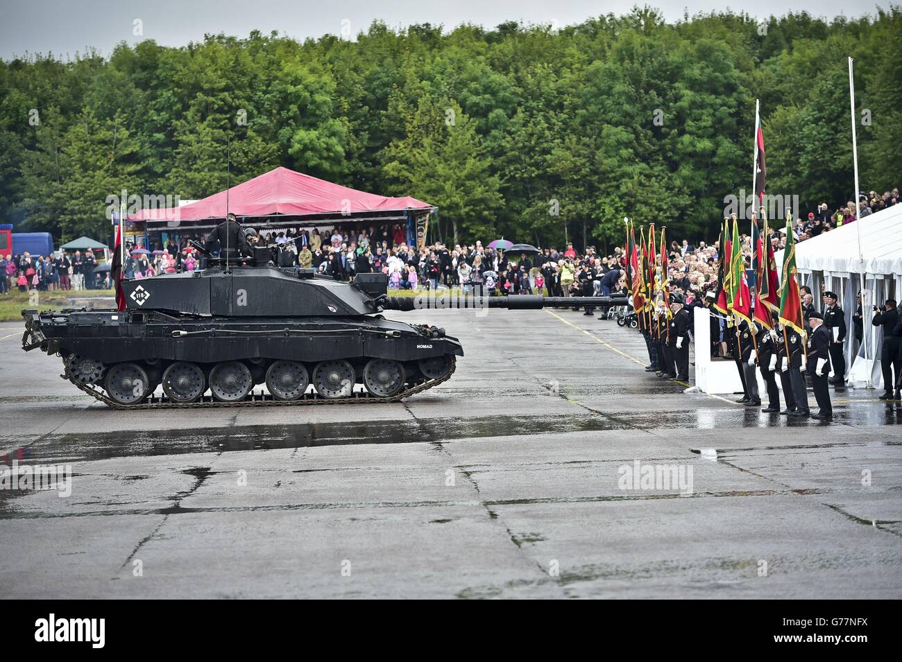 Ein Challenger 2-Panzer kommt mit dem neuen Standard auf den Parade-Platz in Tidworth, Wiltshire, wo beide 1&amp; 2 Royal Tank-Regimenter ihre Vereinigung zum Royal Tank Regiment markieren. Stockfoto
