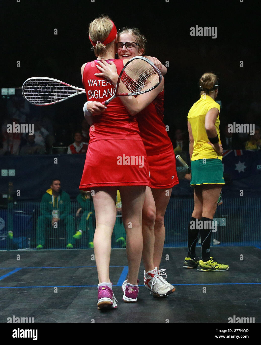 Die Engländerin Emma Beddoes und Alison feiern die Bronzemedaille beim Women's Doubles Squash auf dem Scotstoun Sports Campus während der Commonwealth Games 2014 in Glasgow. Stockfoto