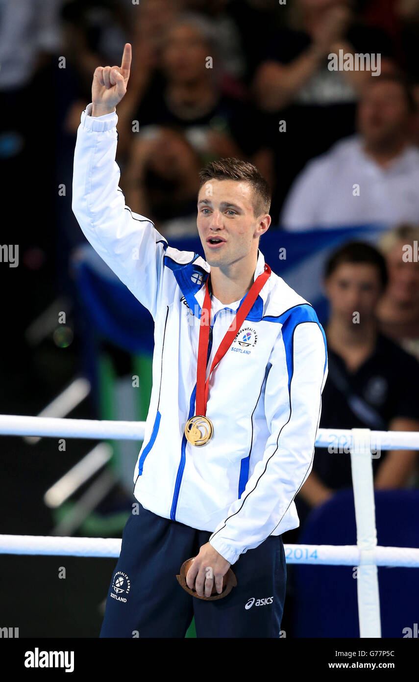 Der schottische Josh Taylor feiert mit seiner Goldmedaille nach dem Sieg beim Men's Light Welter (64kg) Final Bout beim SSE Hydro während der Commonwealth Games 2014 in Glasgow. Stockfoto