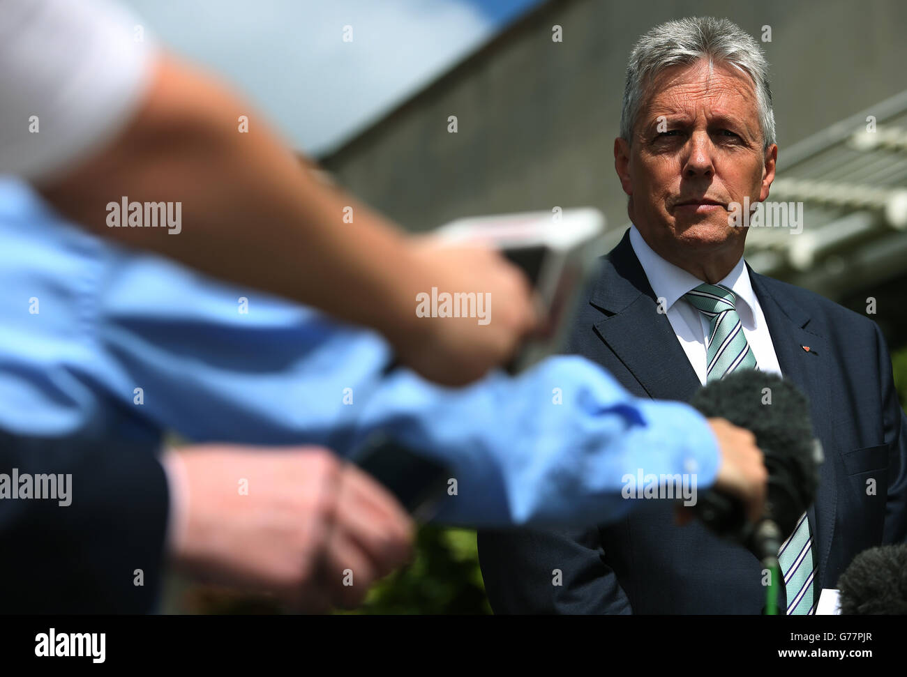 Der erste Minister Peter Robinson spricht vor dem Stormont Hotel in Belfast mit den Medien, nachdem er die Hallet Review über umstrittene Amnestien für Gefangene auf der Flucht aus Nordirland veröffentlicht hatte. Stockfoto