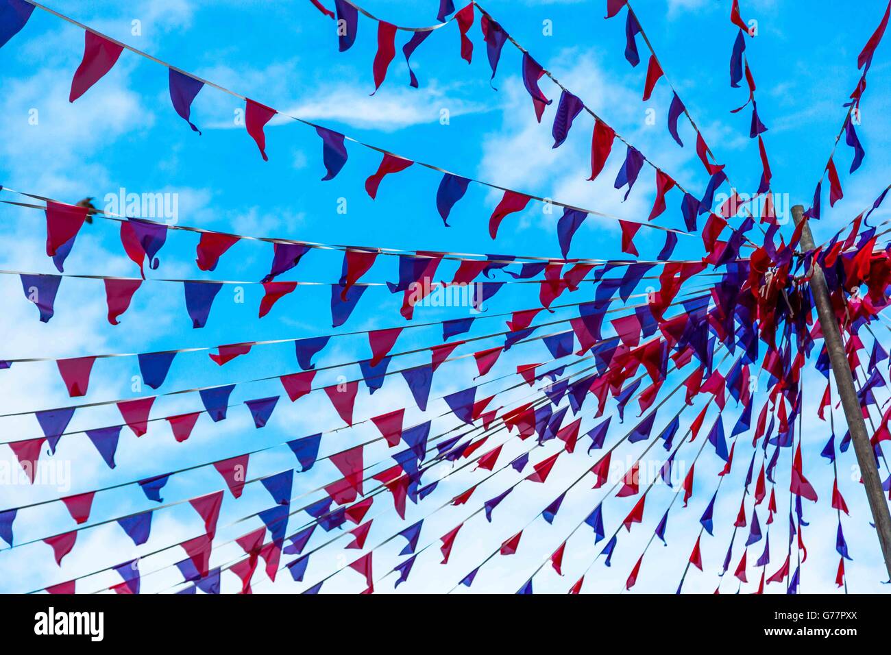 Wimpel in den blauen Himmel mit vielen Farben und Flaggen Stockfoto