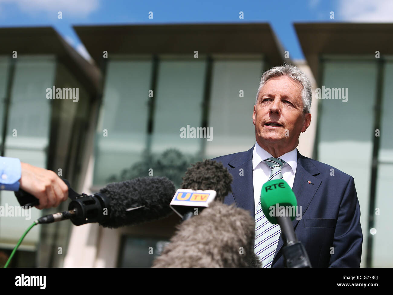 Der erste Minister Peter Robinson spricht vor dem Stormont Hotel in Belfast mit den Medien, nachdem er die Hallet Review über umstrittene Amnestien für Gefangene auf der Flucht aus Nordirland veröffentlicht hatte. Stockfoto