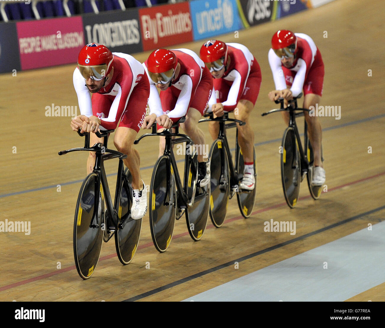 Sir Bradley Wiggins tritt während einer Trainingseinheit im Chris Hoy Velodrome, Glasgow, Schottland, der England Team Pursuit bei. Stockfoto