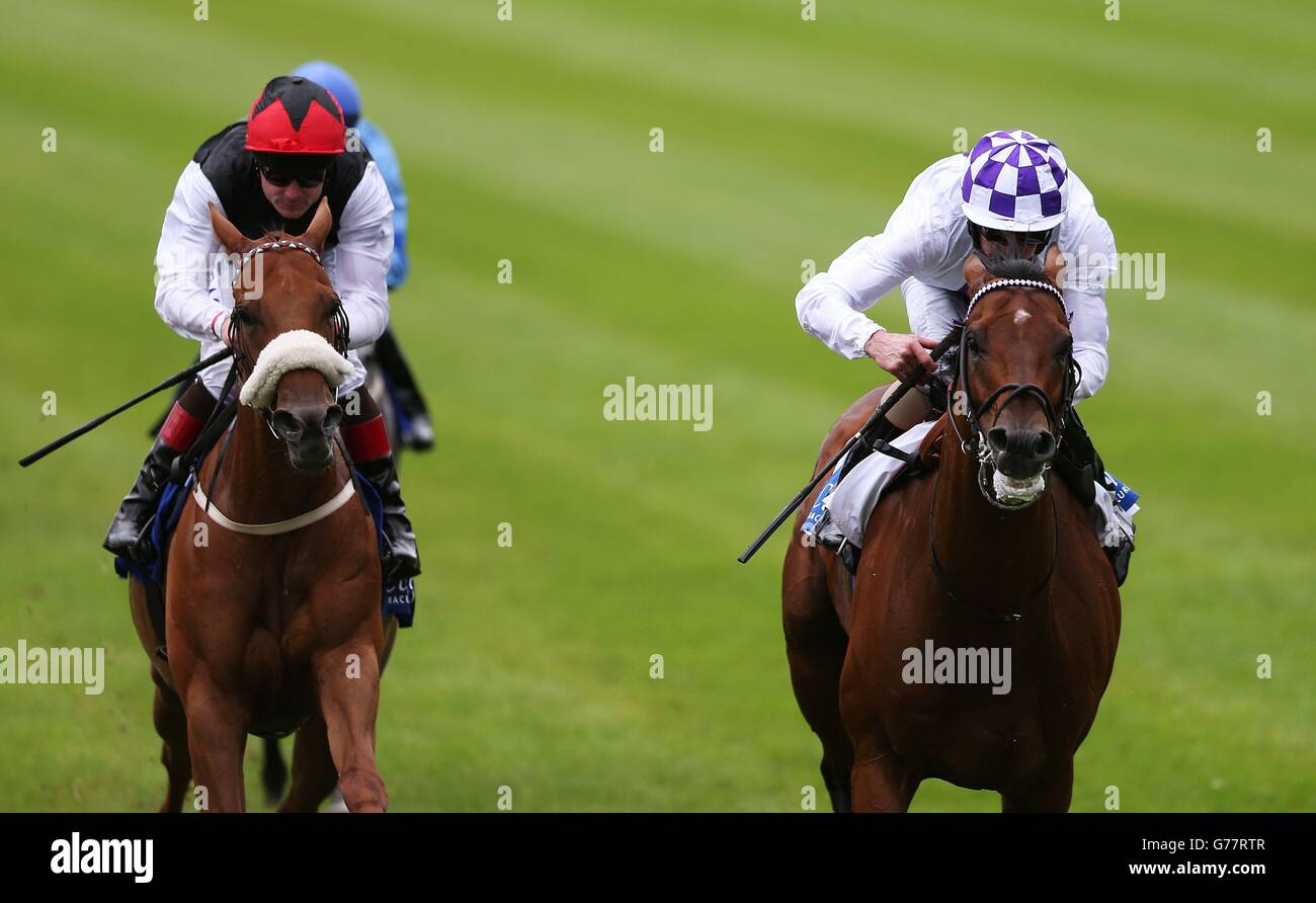 Die von Kevin Manning (rechts) gerittene Parish Hall rast bis zum Ziel, um die meld Stakes (Gruppe 3) während des Kilboy Estate Stakes/Defense Forces Day auf der Curragh Racecourse, County Kildare, zu gewinnen. Stockfoto