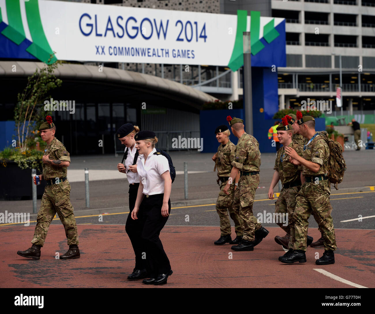 Mitarbeiter des British Forces Service kommen am Veranstaltungsort der Commonwealth Games in Glasgow, Schottland, an. Stockfoto
