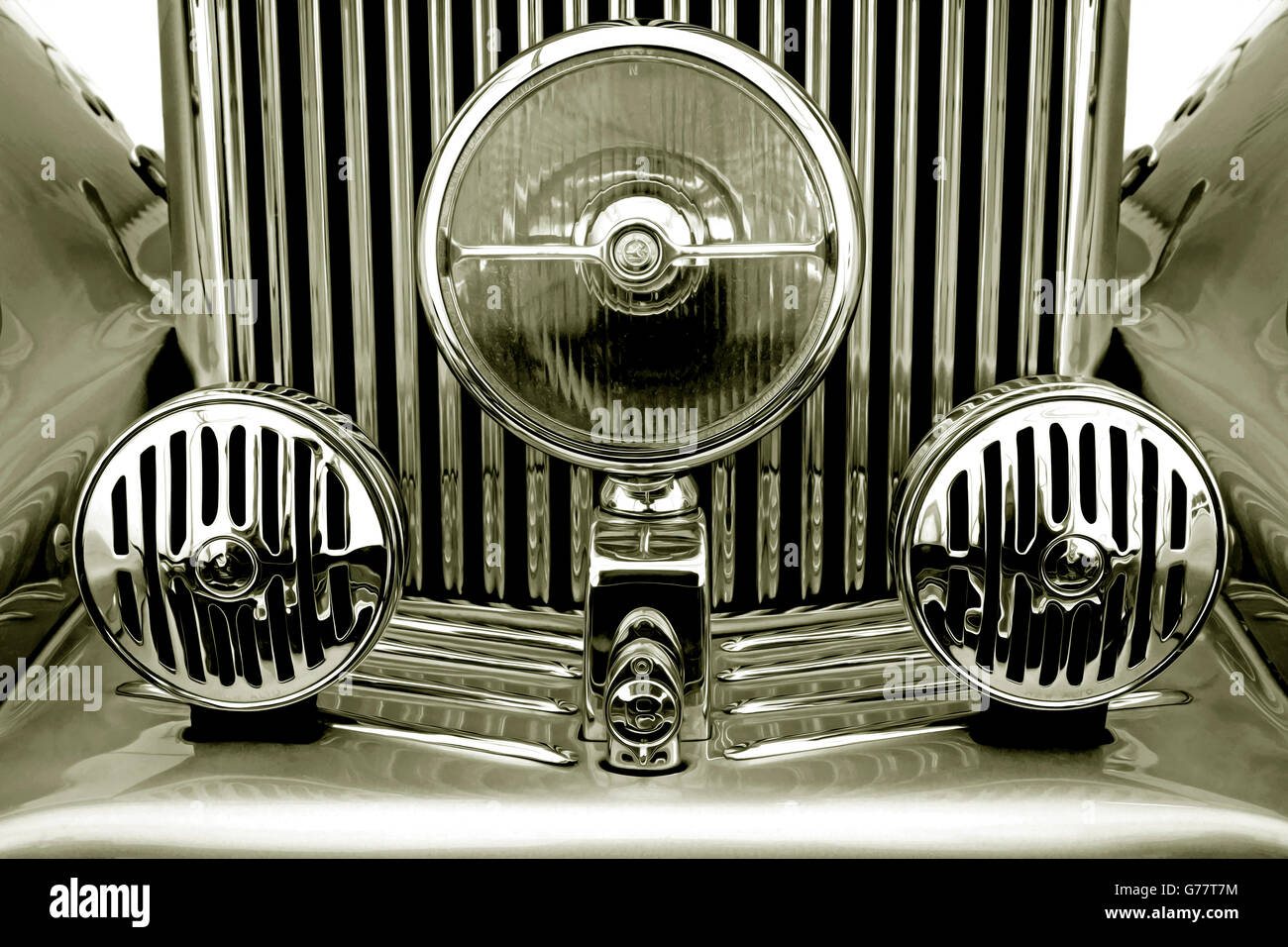 Rolls-Royce Frontgrill und Lampen mit einem subtilen Ölfarbe Effekt in schwarz & weiß mit einem gelben Farbton Stockfoto