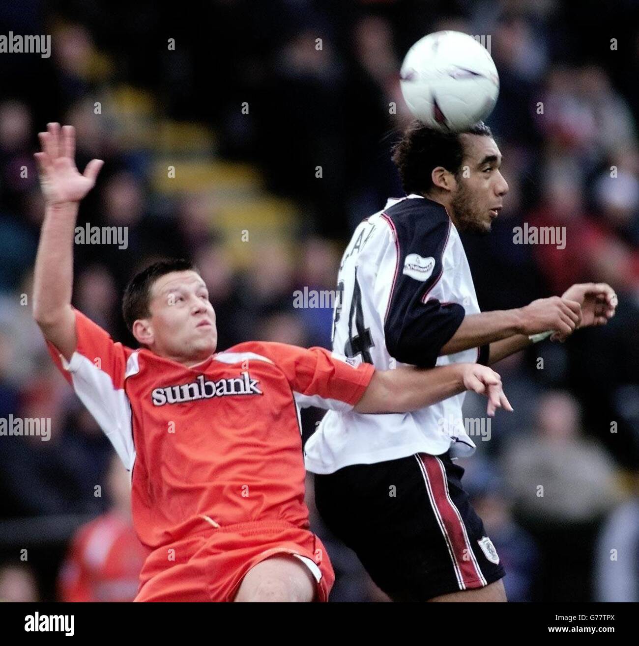 Darlington's Matthew Clarke geht weg von Stevenage Borough Charlie MacDonald (L) während der FA Cup Second Round Spiel in Feethams Ground, Darlington. KEINE INOFFIZIELLE CLUB-WEBSITE. Stockfoto
